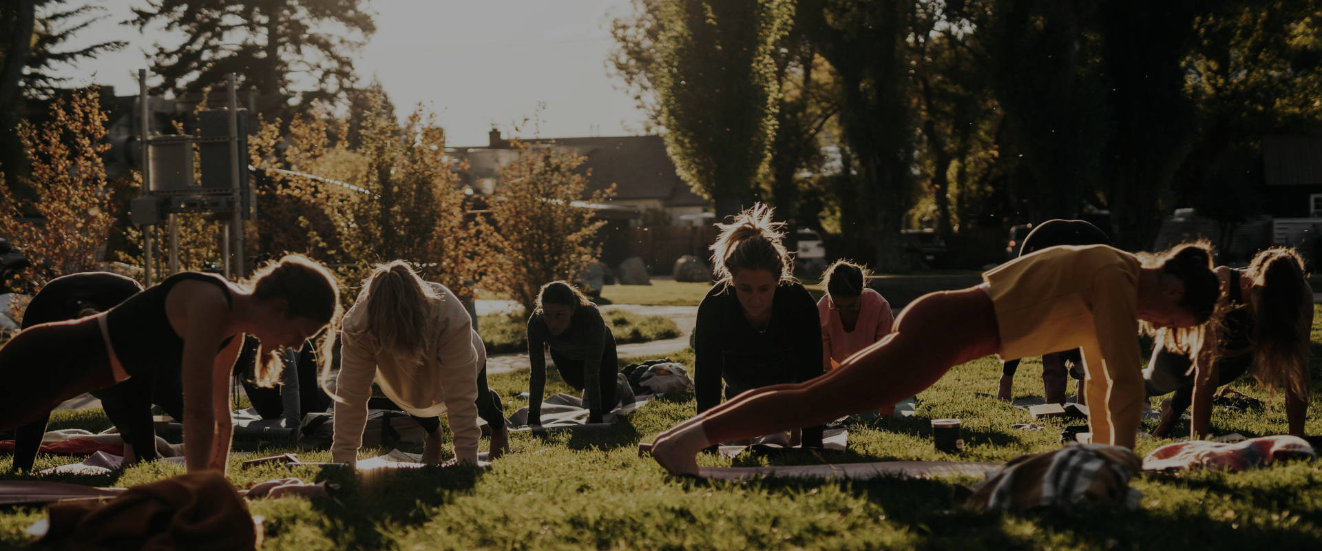 Kraftzirkel für Rücken und Core im Park